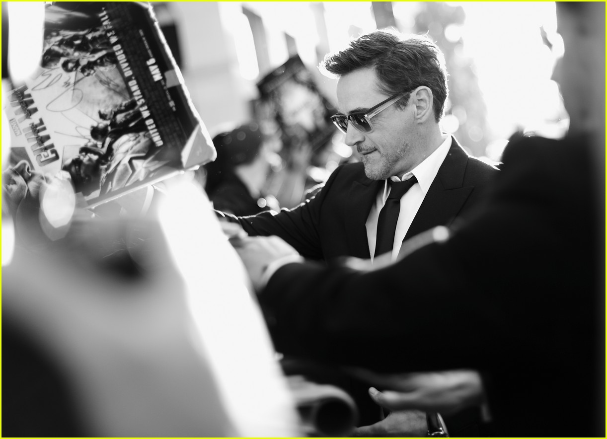 Robert Downey Team Iron Cap Premiere - Robert Downey Jr In White Suit - HD Wallpaper 