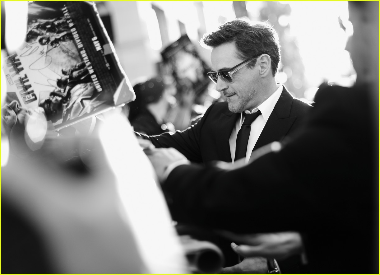 Robert Downey Team Iron Cap Premiere - Robert Downey Jr In White Suit - HD Wallpaper 