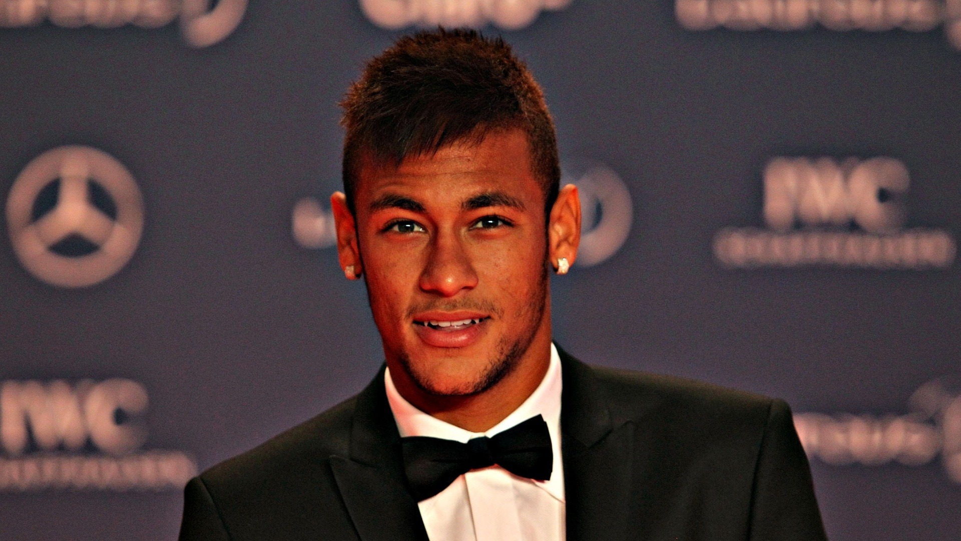 Neymar In Formal Dress - HD Wallpaper 