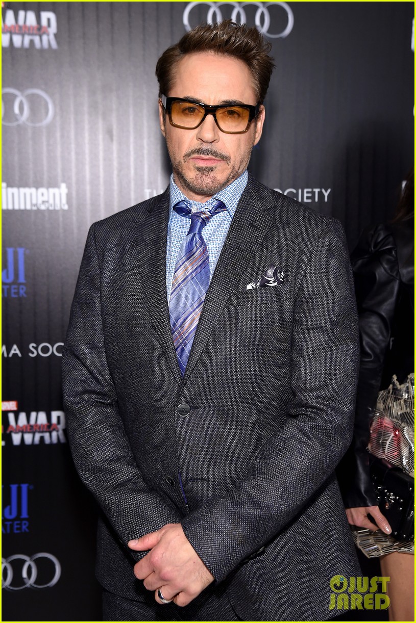 Chris Evans And Robert Downey Jr - Adam Levine Grammys 2012 - HD Wallpaper 