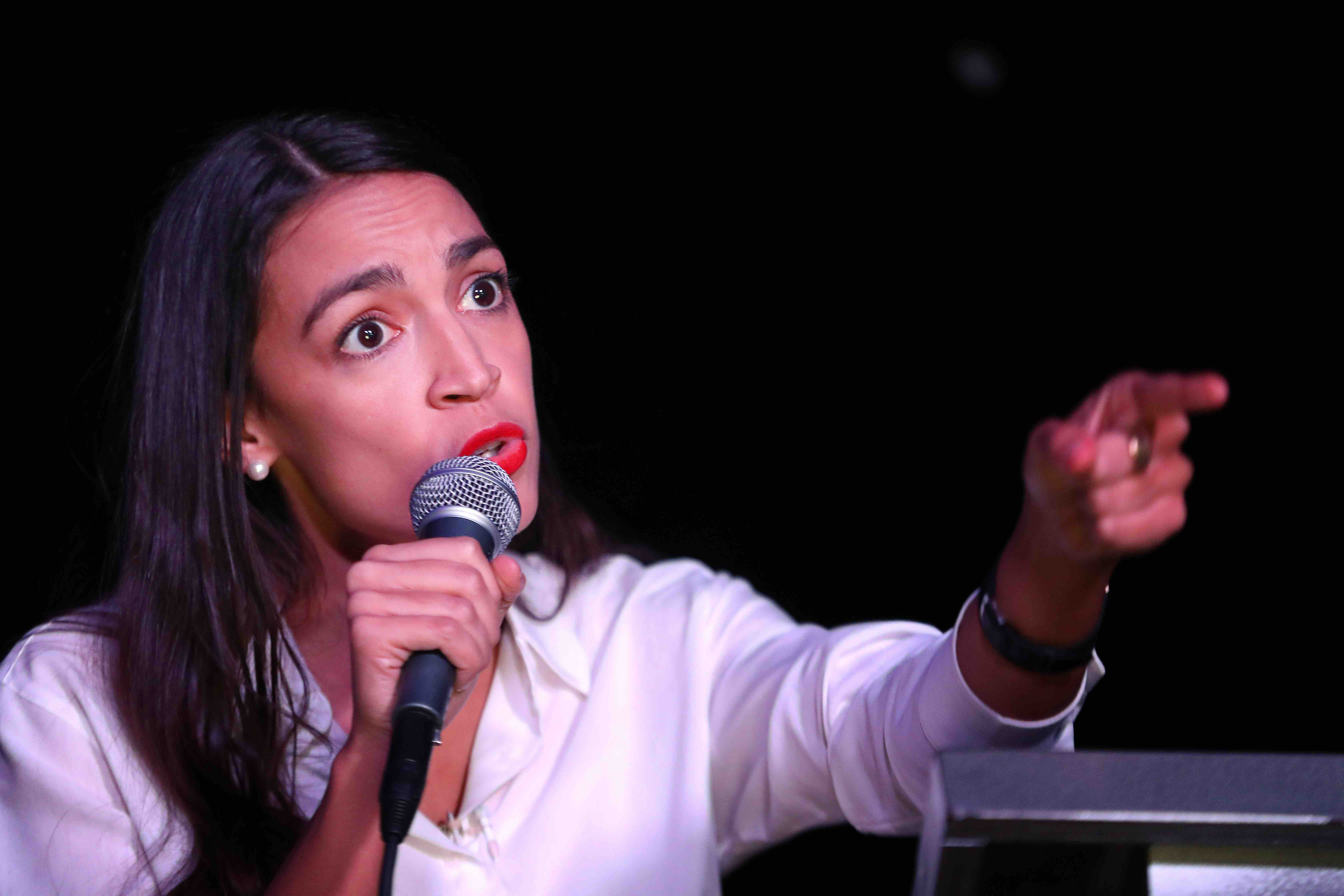 Alexandria Ocasio-cortez Delivers Scathing Condemnation - Alexandria Ocasio Cortez Net Worth - HD Wallpaper 