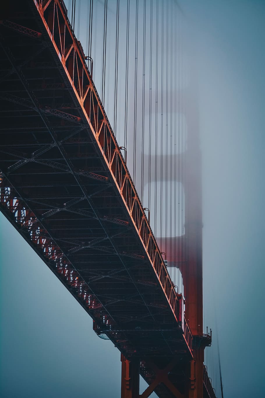 Focus Photo Of Brown Bridge, Low Angle View Photography - Golden Gate Bridge - HD Wallpaper 