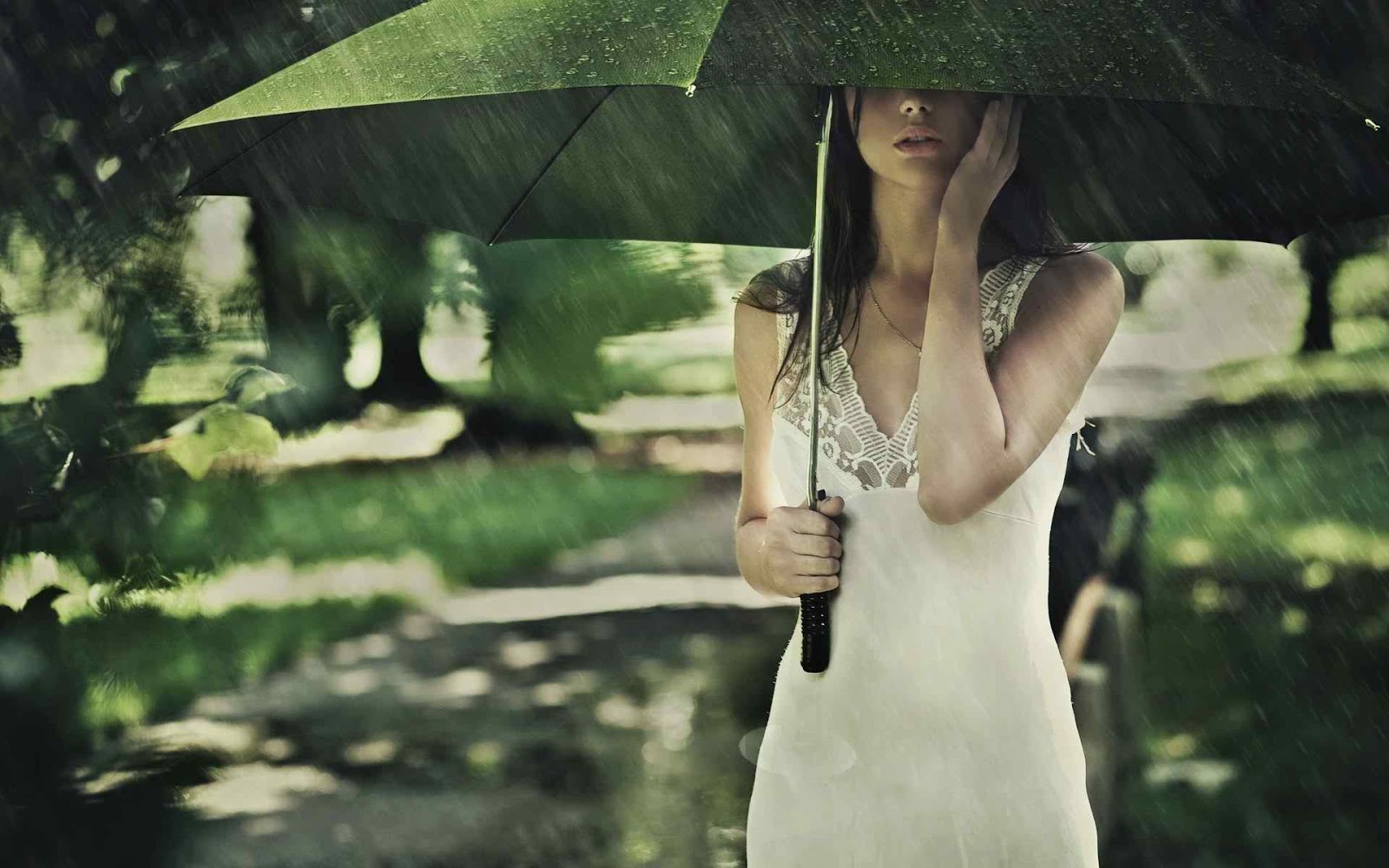 Girl On Rain Facebook Profile Picture - Umbrella Girl In The Rain - HD Wallpaper 