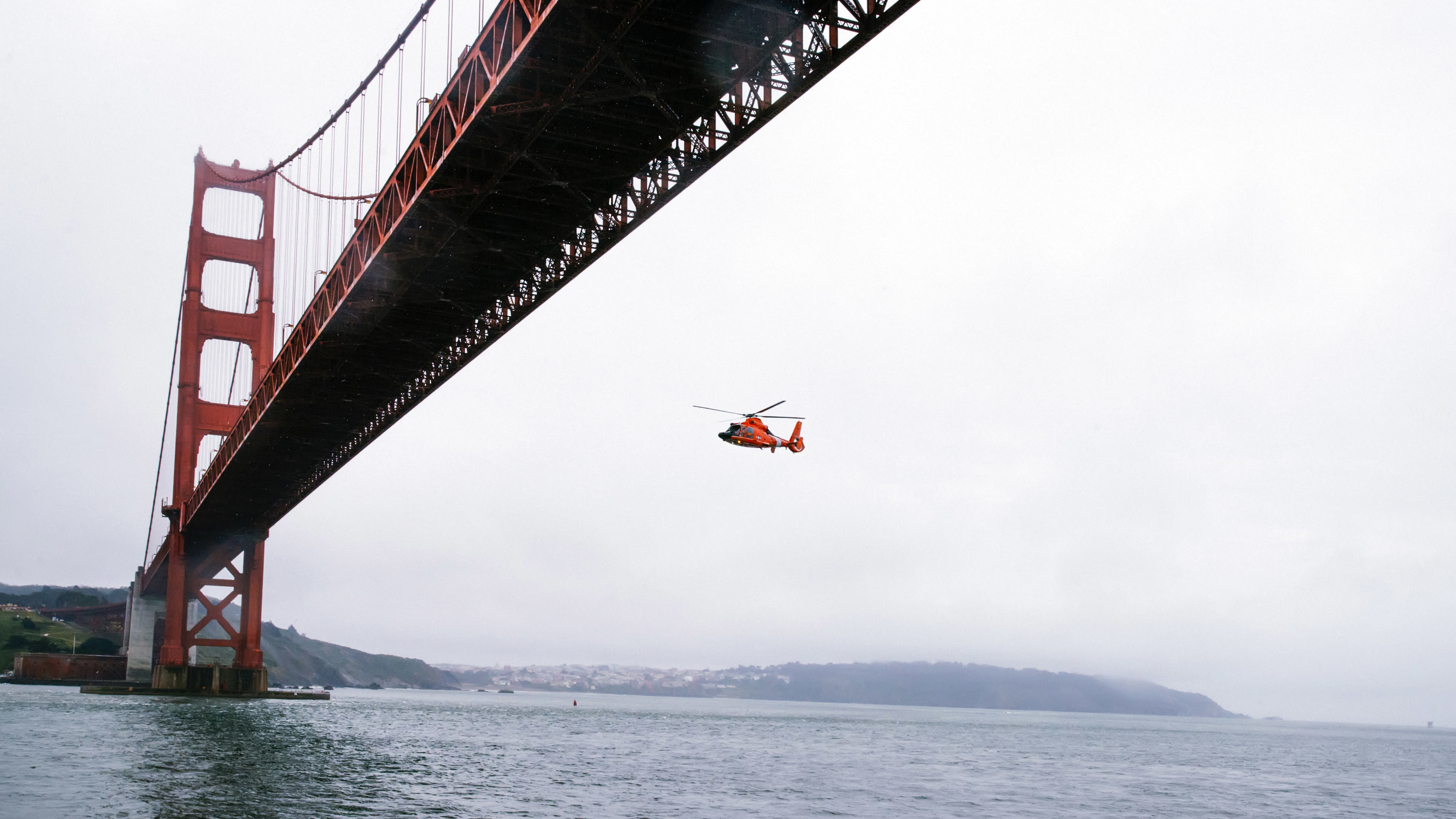 Rescue Helicopter Flying Under Golden Gate Bridge - Golden Gate Bridge - HD Wallpaper 