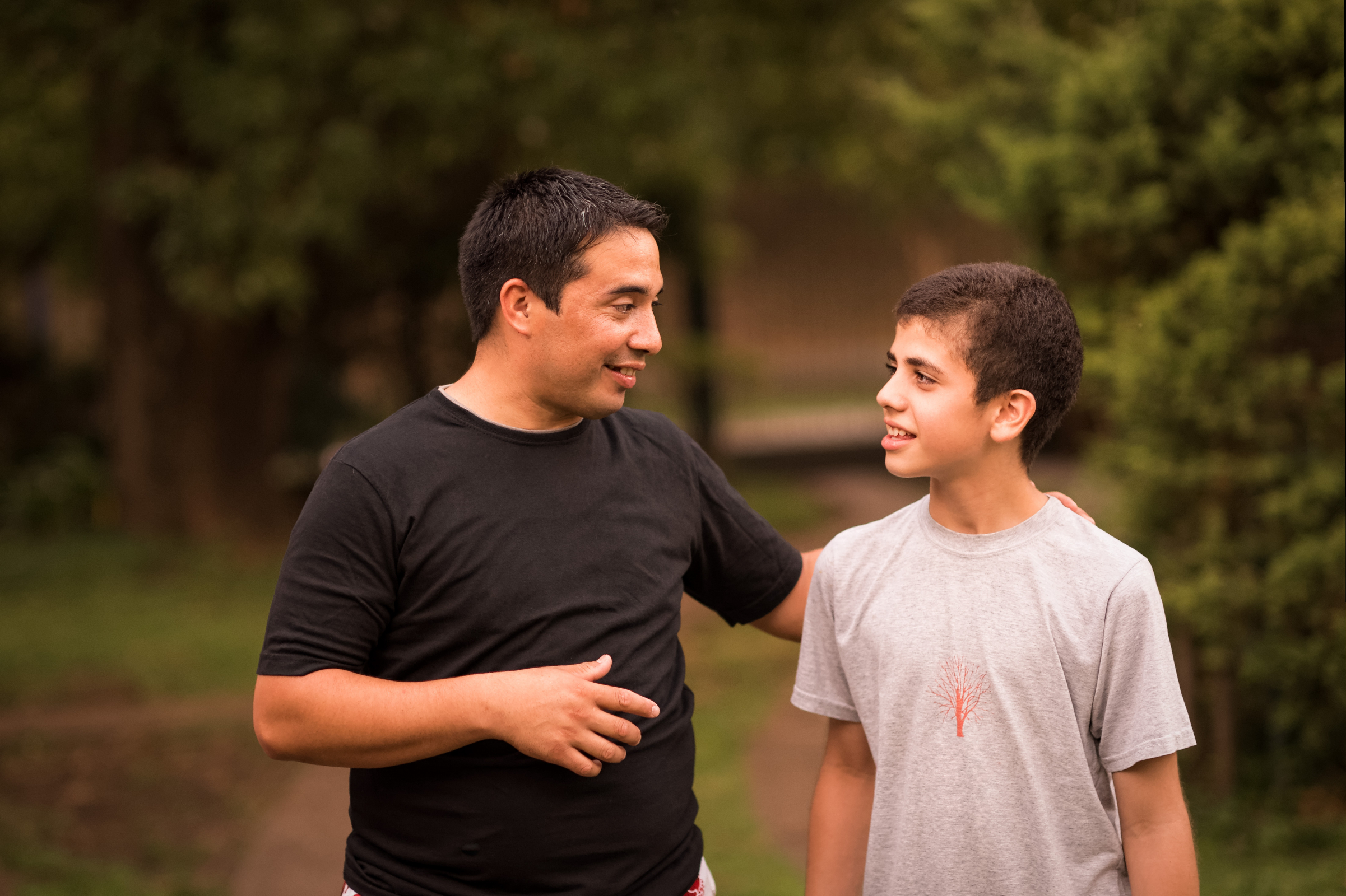 Dad And Son Talking - 2402x1600 Wallpaper Dad And Son Talking - 2402x1600 Wallpaper