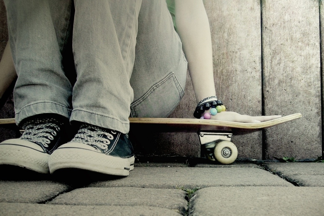 Girl In Converse Shoes Over Skateboard - Download Wallpaper Skateboard Hd Girls - HD Wallpaper 