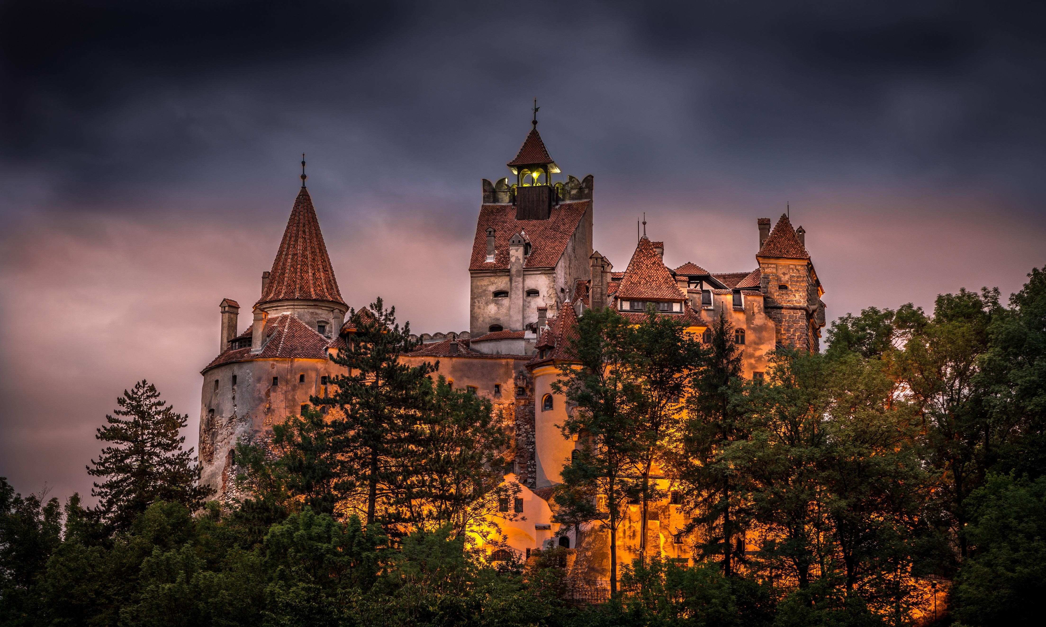 Bran Castle At Night In Romania Tourist Place Wallpapers - Bran Castle Romania - HD Wallpaper 
