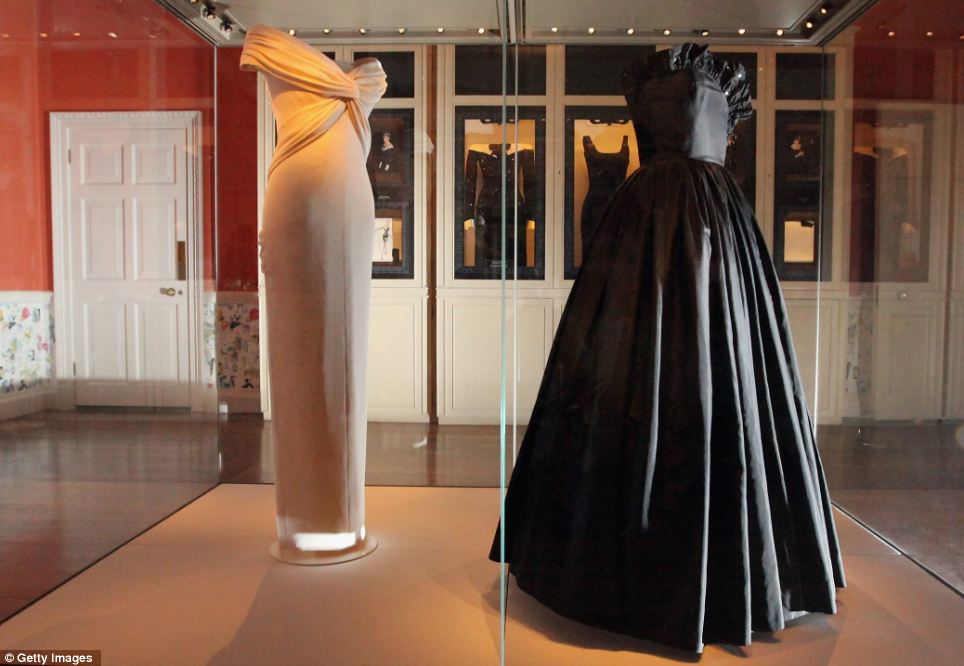 The Black Silk Taffeta Worn By Princess Diana At Her - Museum - HD Wallpaper 