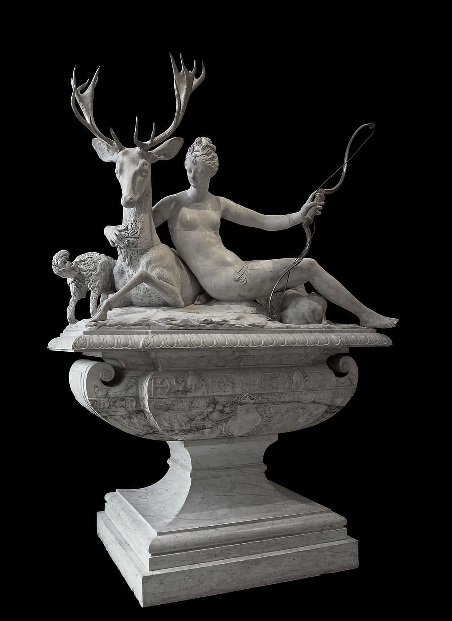 Woman Sitting Beside Deer Statue, Fountain, Princess - Fountain Of Diana - HD Wallpaper 