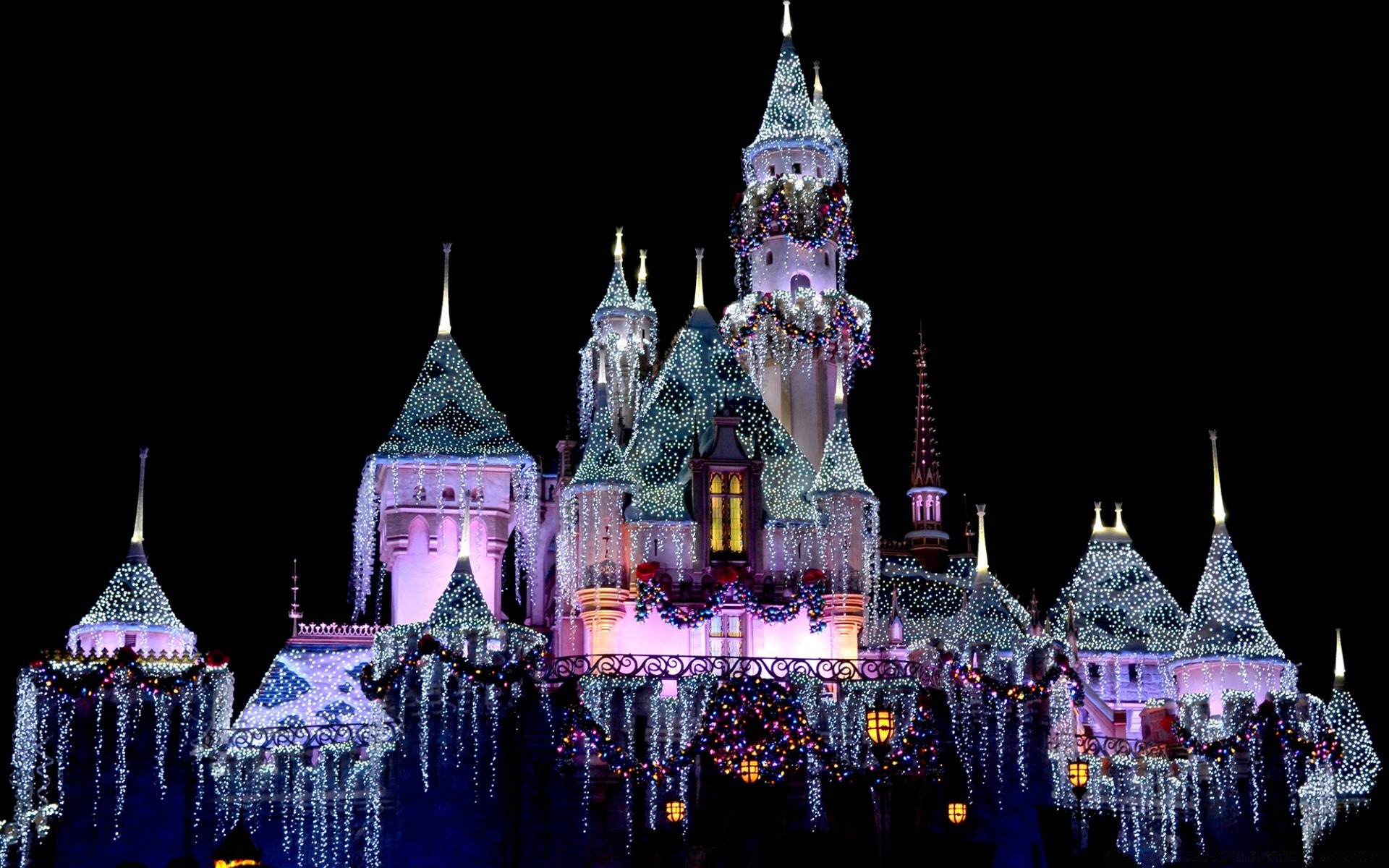 House And Comfort Celebration Illuminated Travel Evening - Disneyland, Sleeping Beauty Castle - HD Wallpaper 