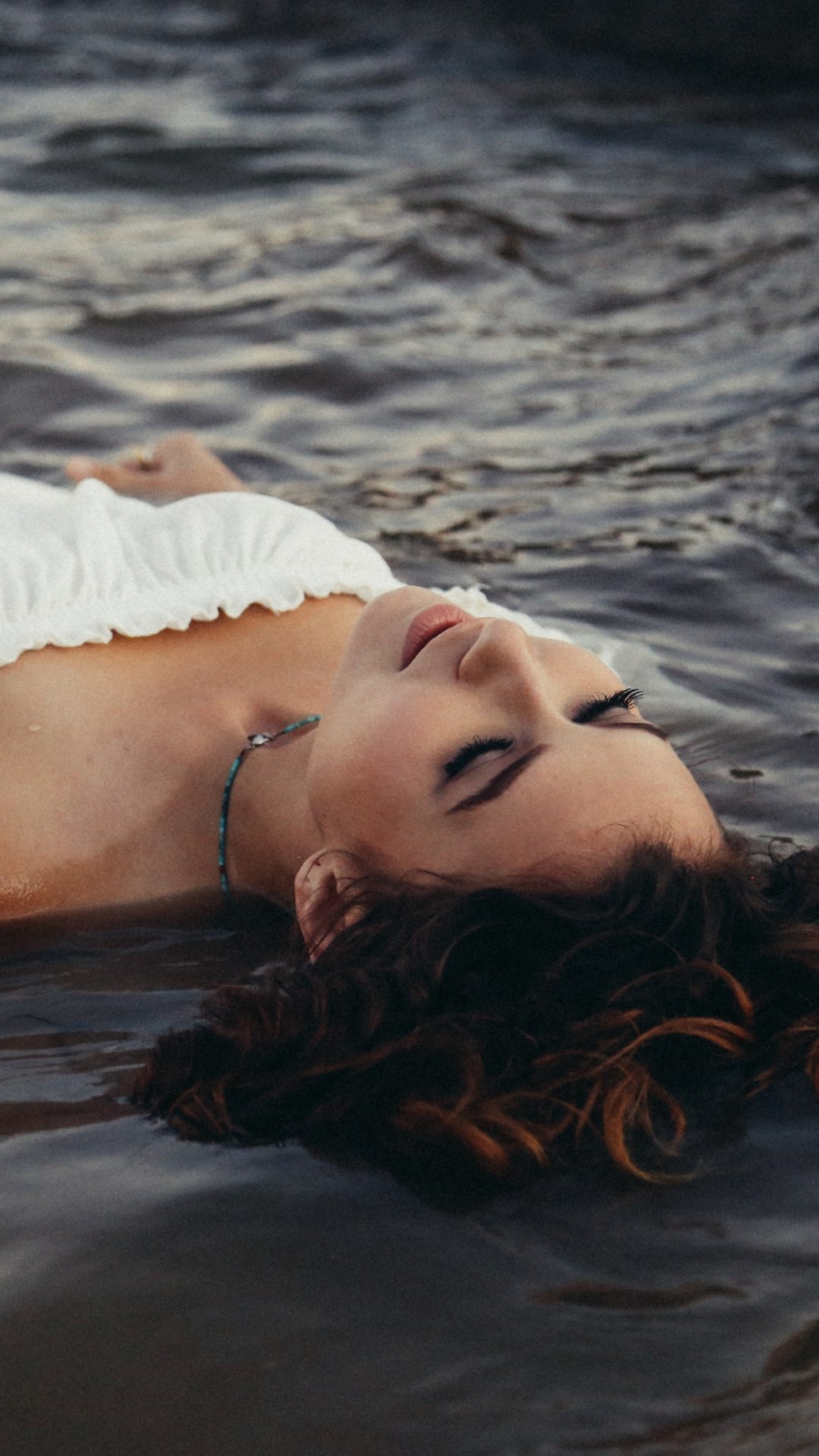 Sleeping Beauty Floating On Water Wallpaper - Crise De Guérison Reiki - HD Wallpaper 