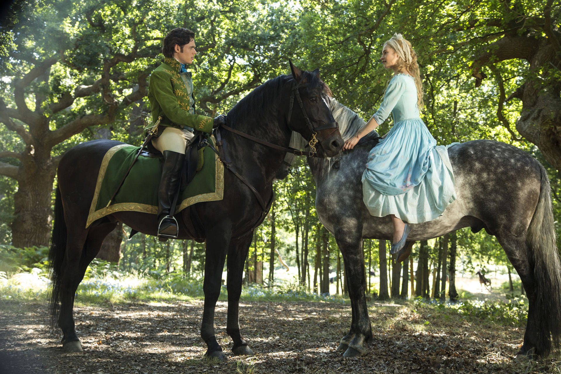 Cinderella 2015 Richard Madden And Lily James Wallpapers - Live Action Cinderella Horse - HD Wallpaper 