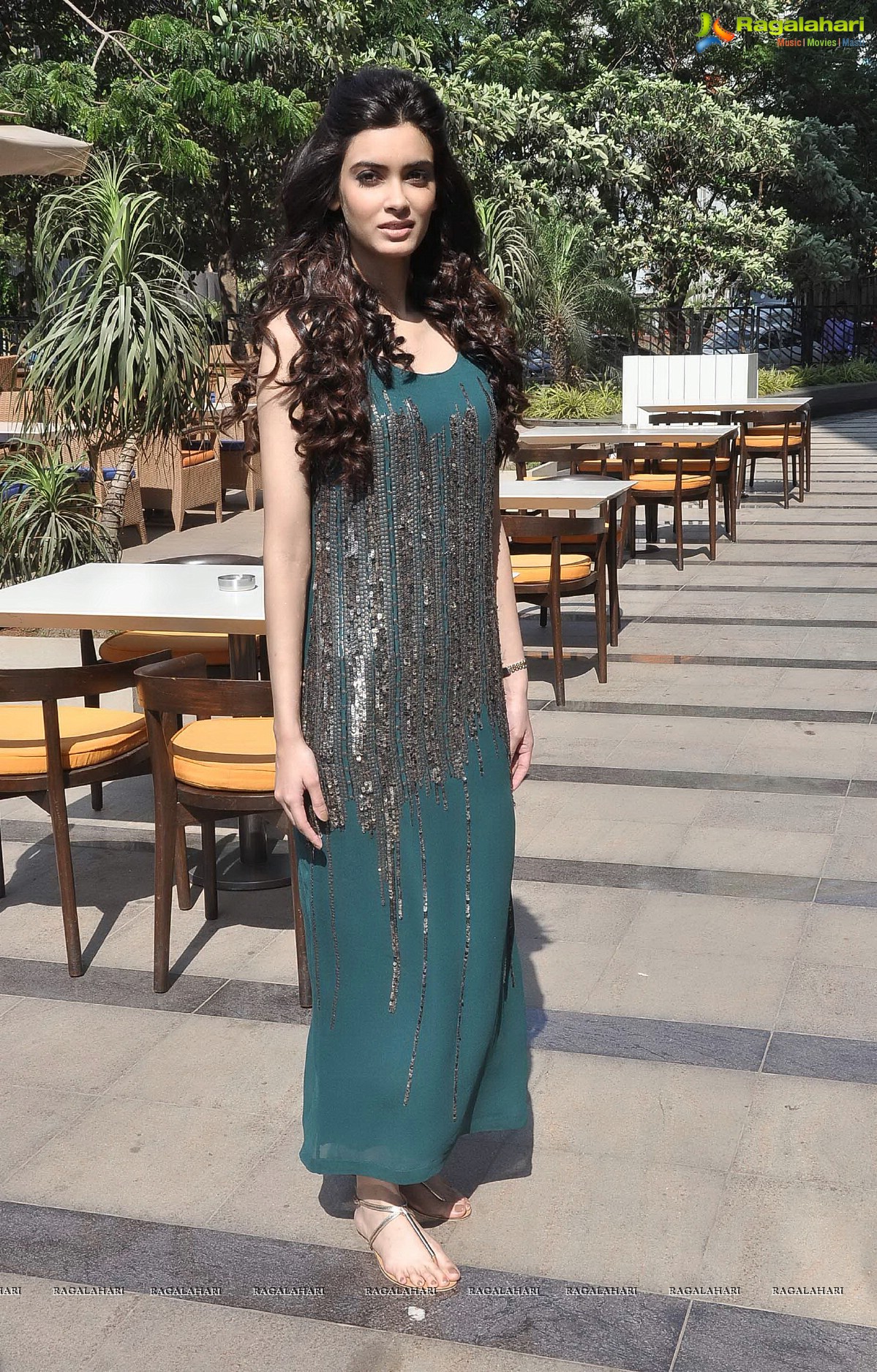 Diana Penty Feet - HD Wallpaper 