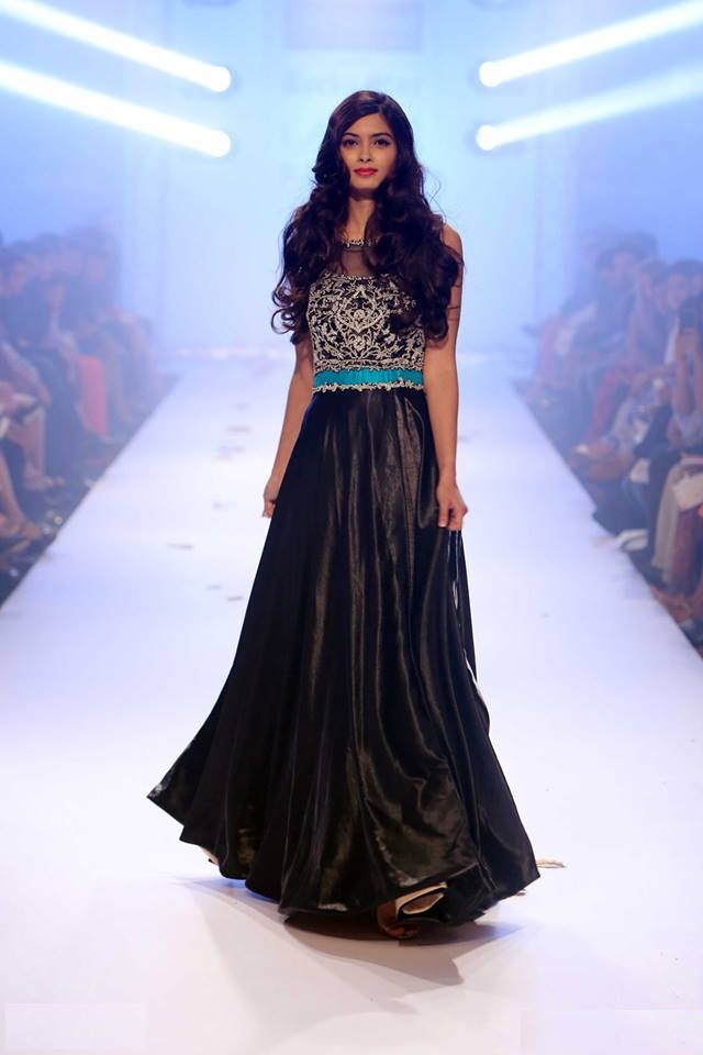 Charming Diana Penty Spicy Wallpapers - Rocky S Collection - HD Wallpaper 