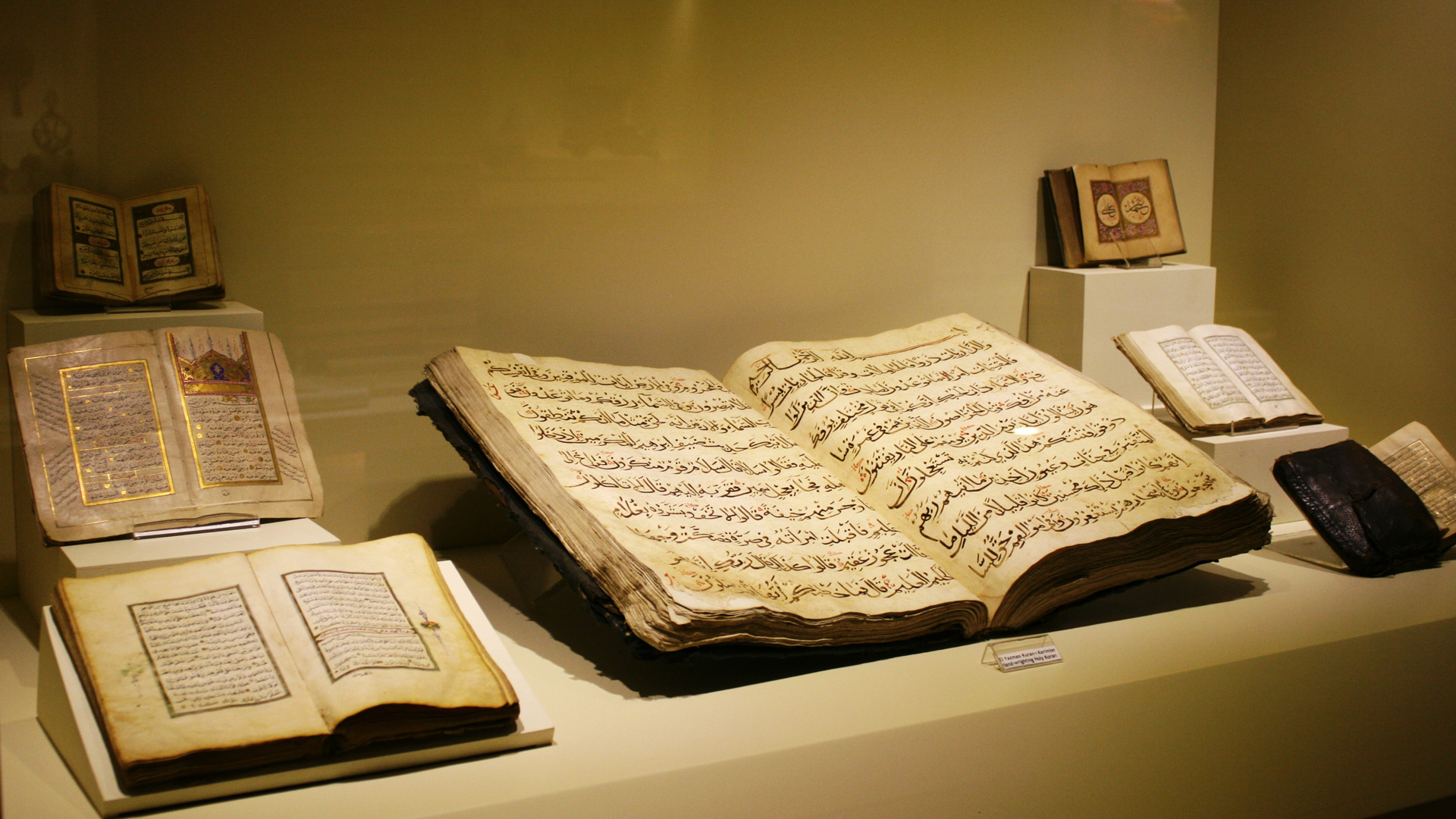 Kuran Ikerimwallpapers 1 - History Of Al Quran - HD Wallpaper 