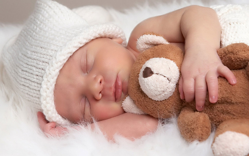 Baby With Bear Toy - HD Wallpaper 
