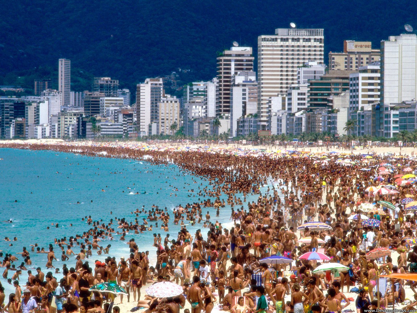 Sea Of Humanity, Rio De Janeiro, Brazil - Ipanema Beach Rio De Janeiro Brazil - HD Wallpaper 