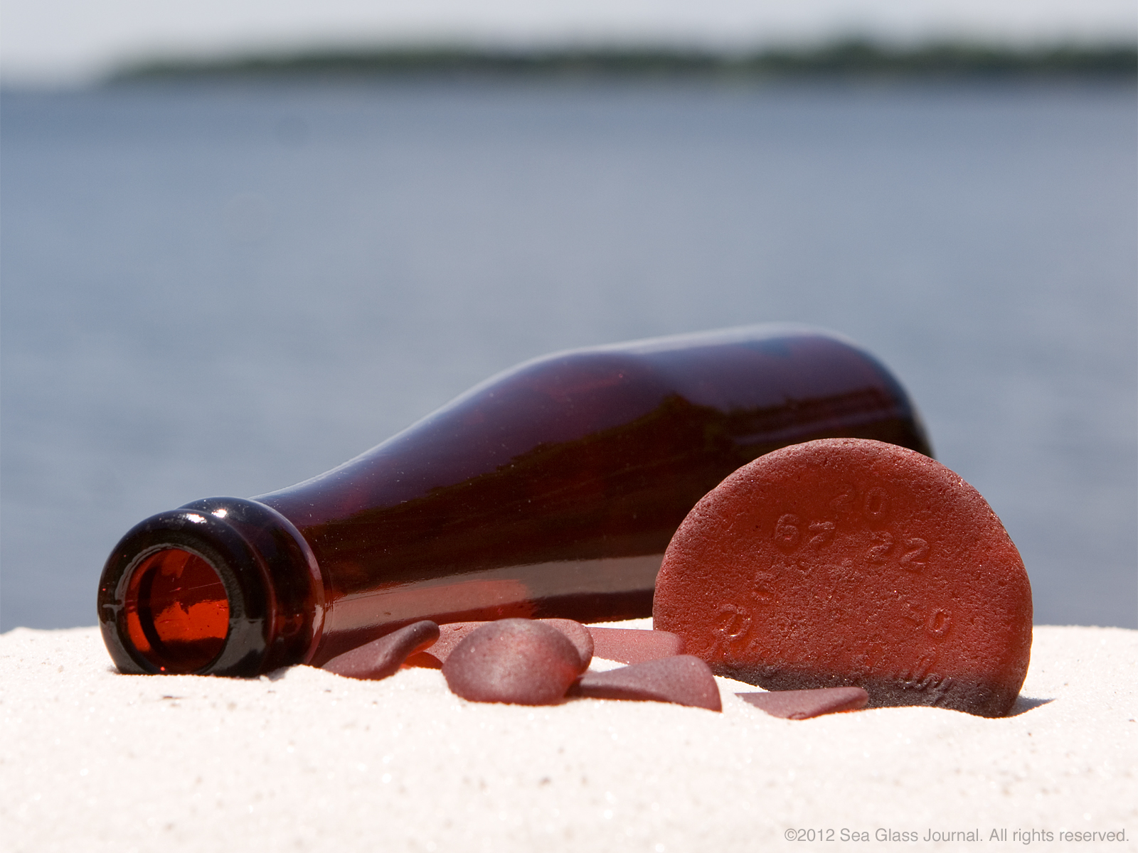 Beer Bottle Sea Glass - HD Wallpaper 