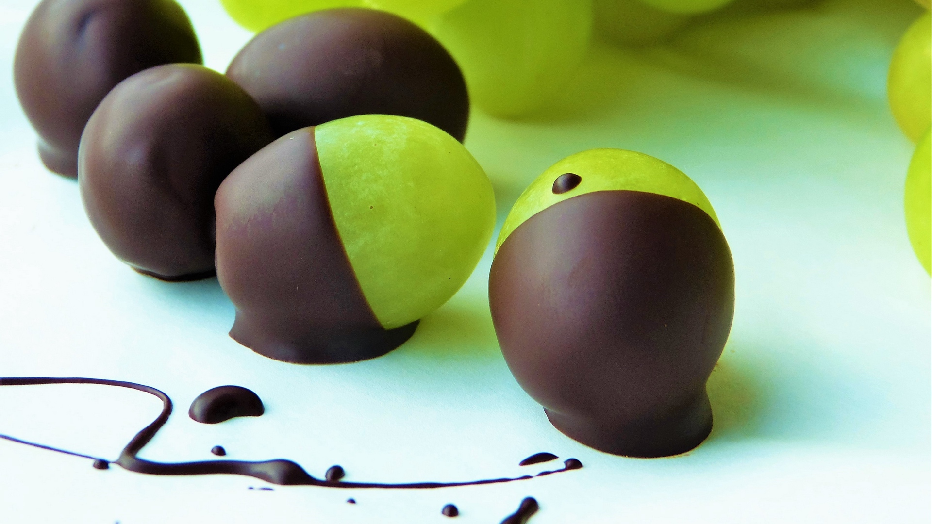 Grapes And Chocolate Hd Wallpaper - Green Chocolate Hd - HD Wallpaper 