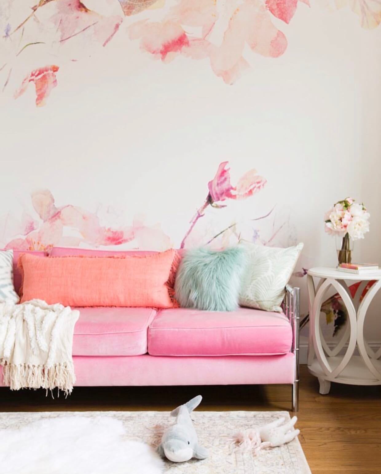 Amber Fillerup Pink Couch - HD Wallpaper 