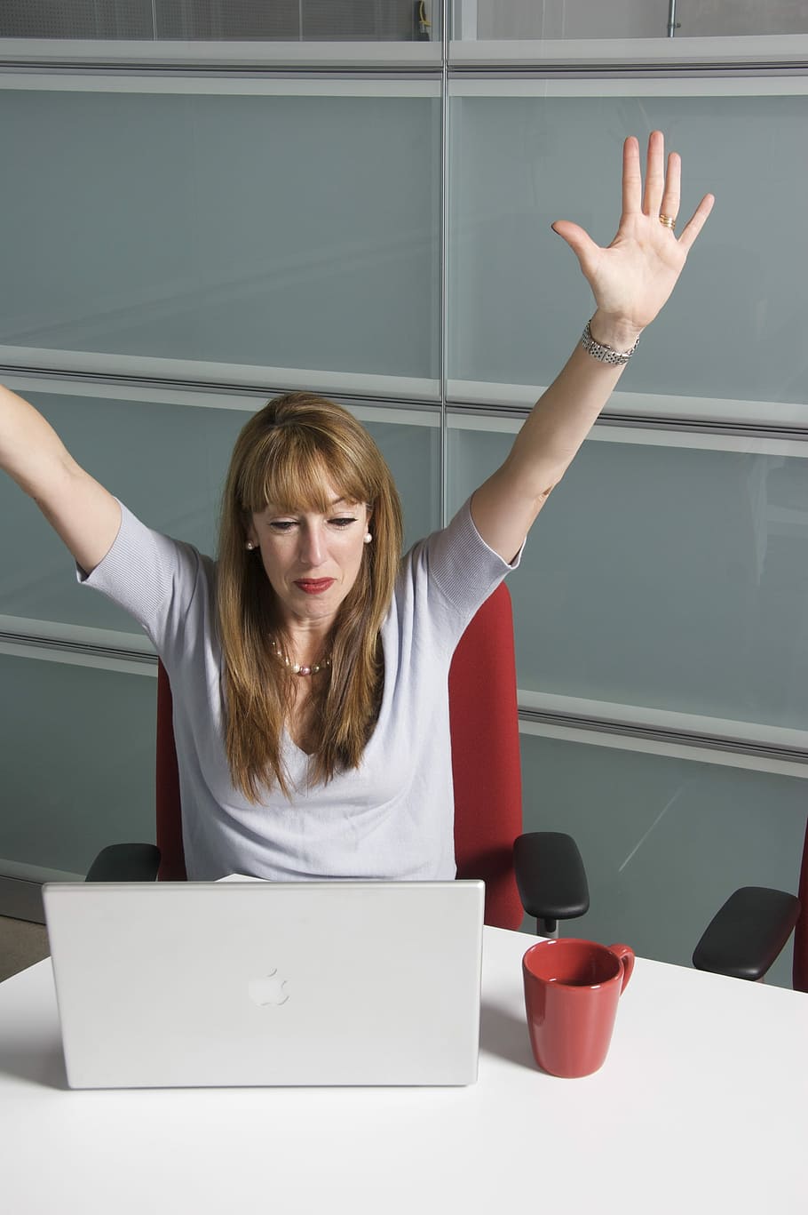 Woman Sitting Near Macbook Raising Hands, Student Happy, - Free Images College Students Happy - HD Wallpaper 