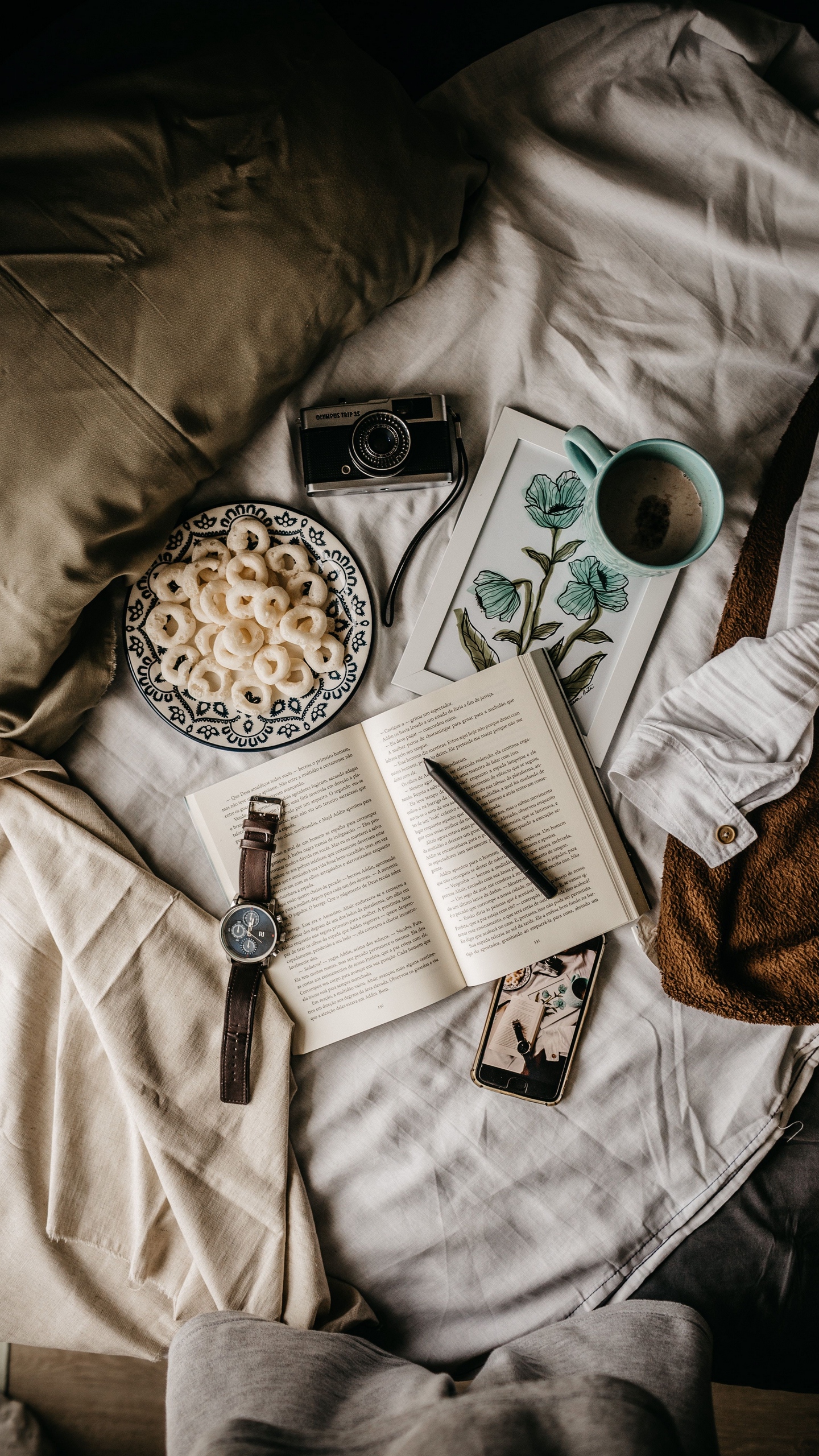 Wallpaper Camera, Book, Food, Mug, Bed, Breakfast, - Camera Books And Coffee - HD Wallpaper 