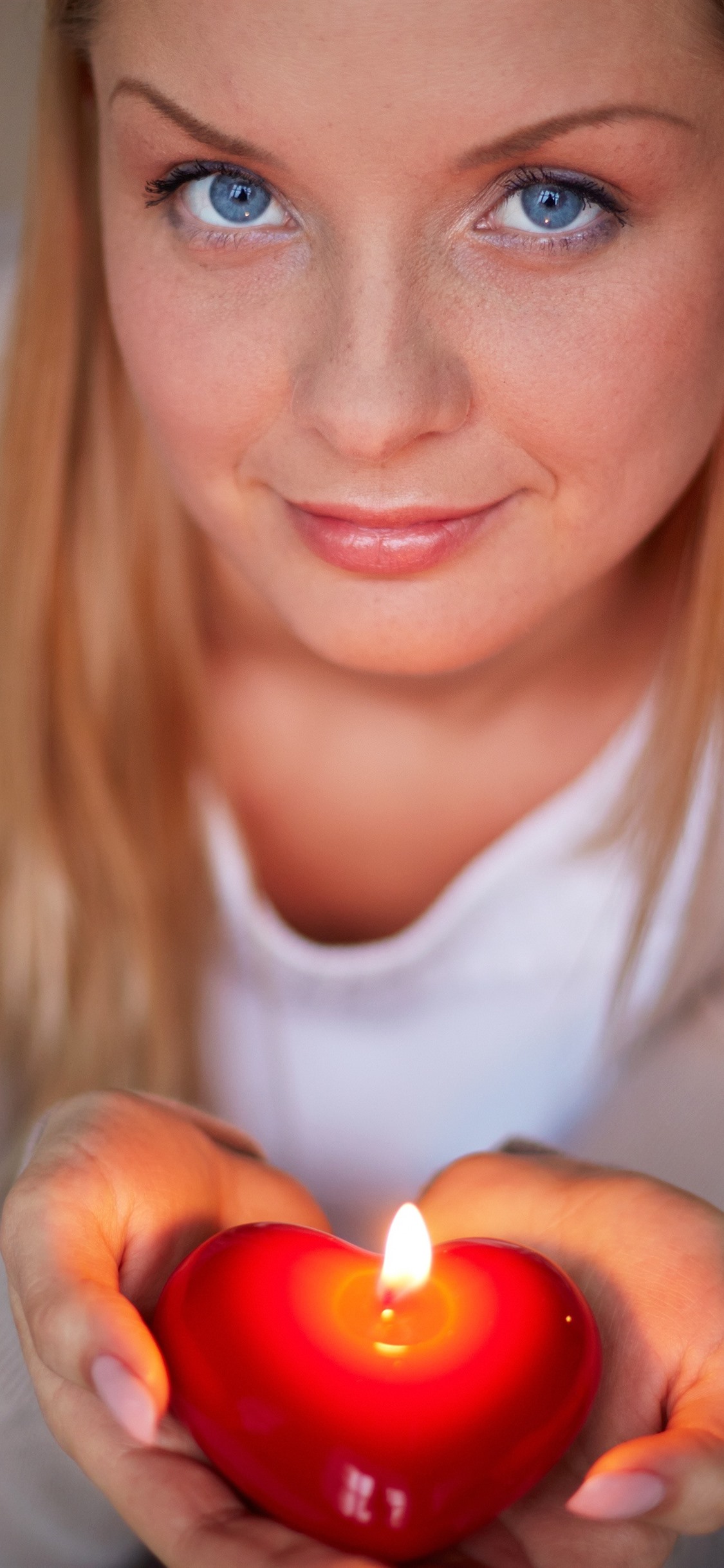 Iphone Wallpaper Blue Eyes Girl, Hands, Love Heart - Девушка Держит Свечу В Руках - HD Wallpaper 
