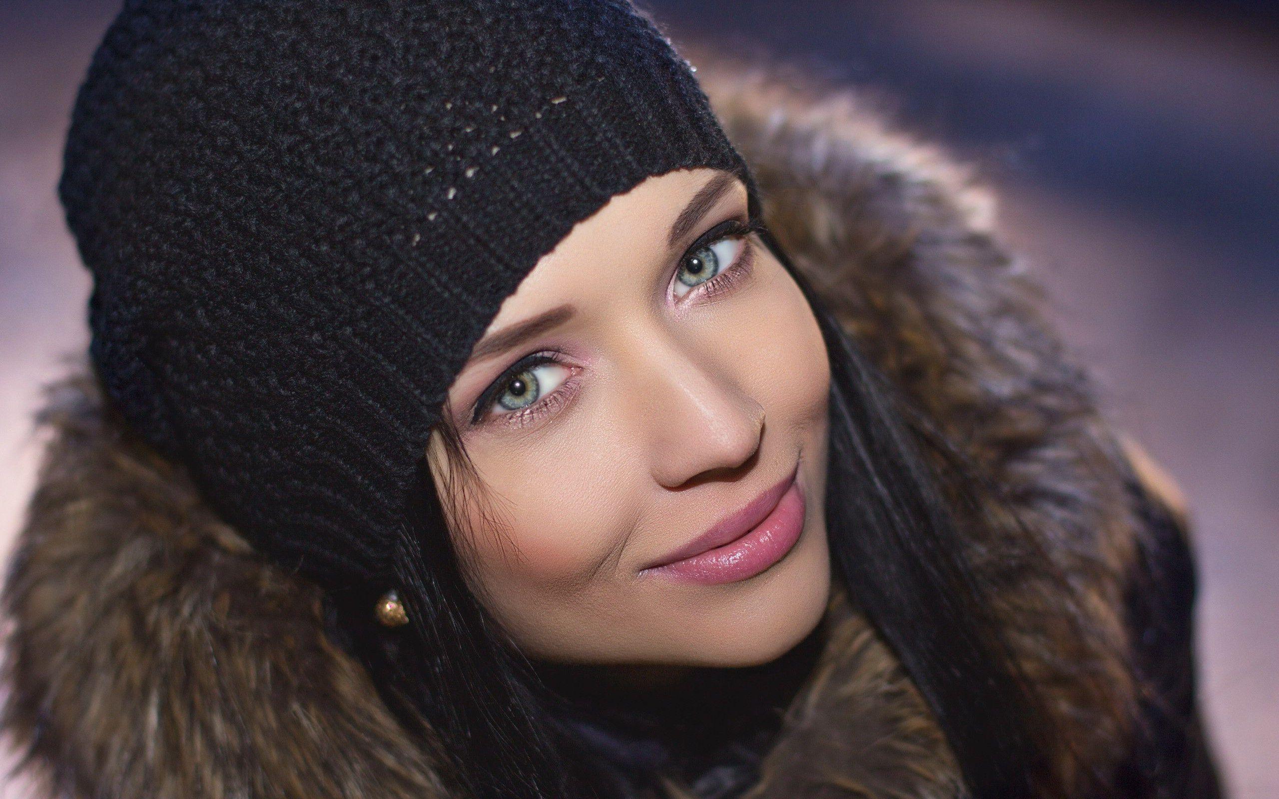 Hd Amazing Green Eyes Wallpaper - فتاة سمراء بعيون خضراء - HD Wallpaper 