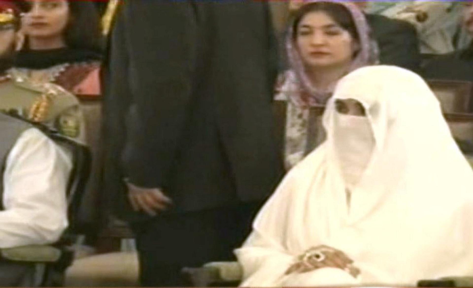First Lady Of Pakistan Bushra - HD Wallpaper 