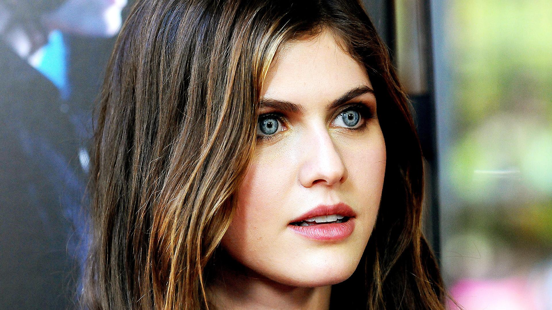 Alexandra Daddario Close Up - HD Wallpaper 
