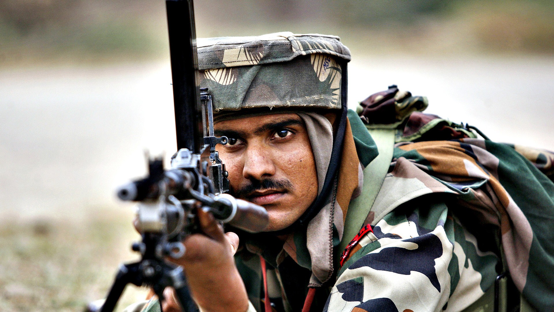 Indian Soldier Shooting With Gun - Indian Army Man With Gun - HD Wallpaper 