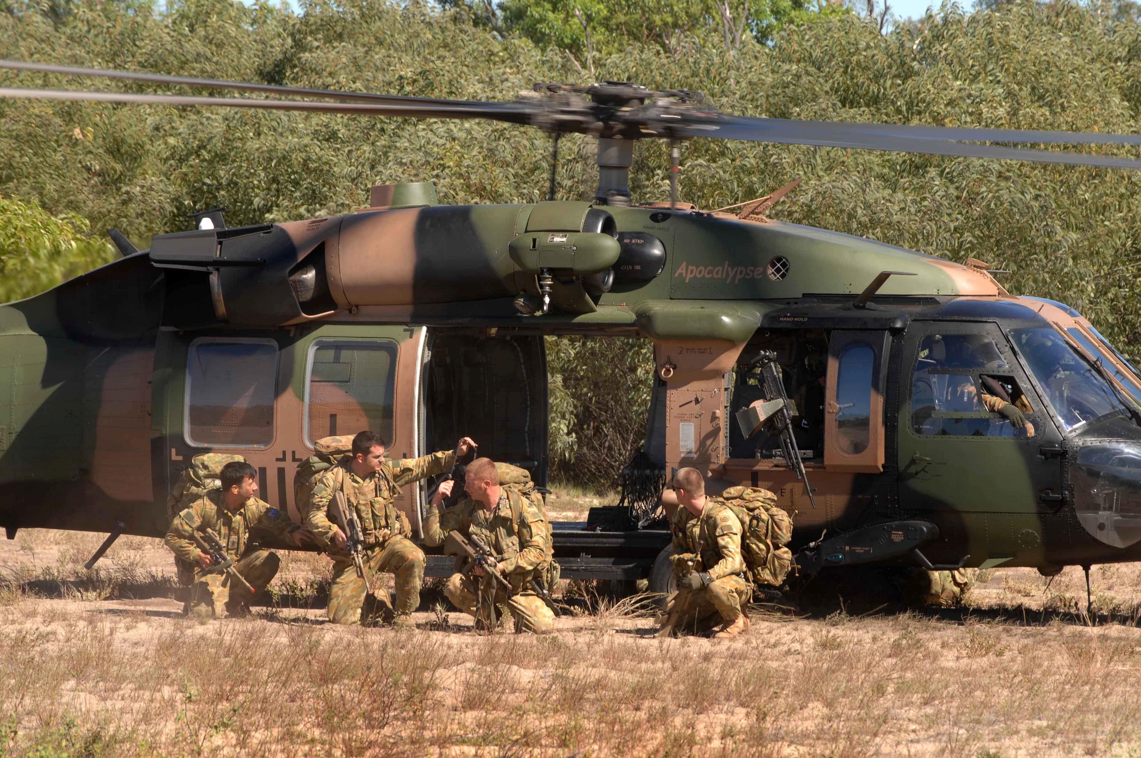 Forces Army Commando Near Helicopter Images - 6th Aviation Regiment Australian Army - HD Wallpaper 