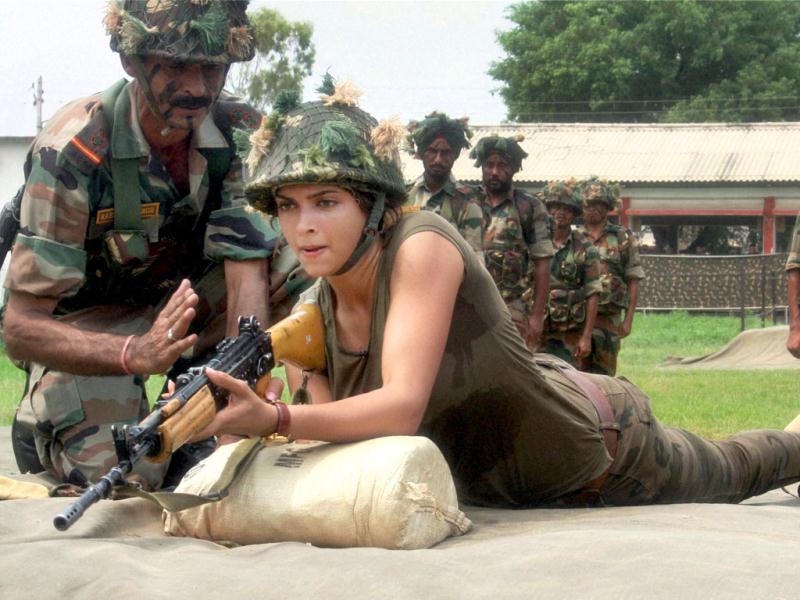 My Turn An Army Commando Instructs Deepika Padukone - Indian Army While Shooting - HD Wallpaper 