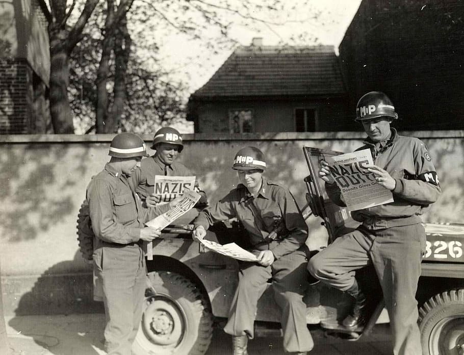 Us Military Policemen Read About The German Surrender - Battle Of The Bulge Germans Surrender - HD Wallpaper 
