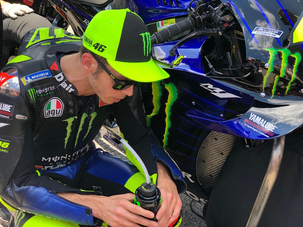 Valentino Rossi Parle A Sa Moto - HD Wallpaper 