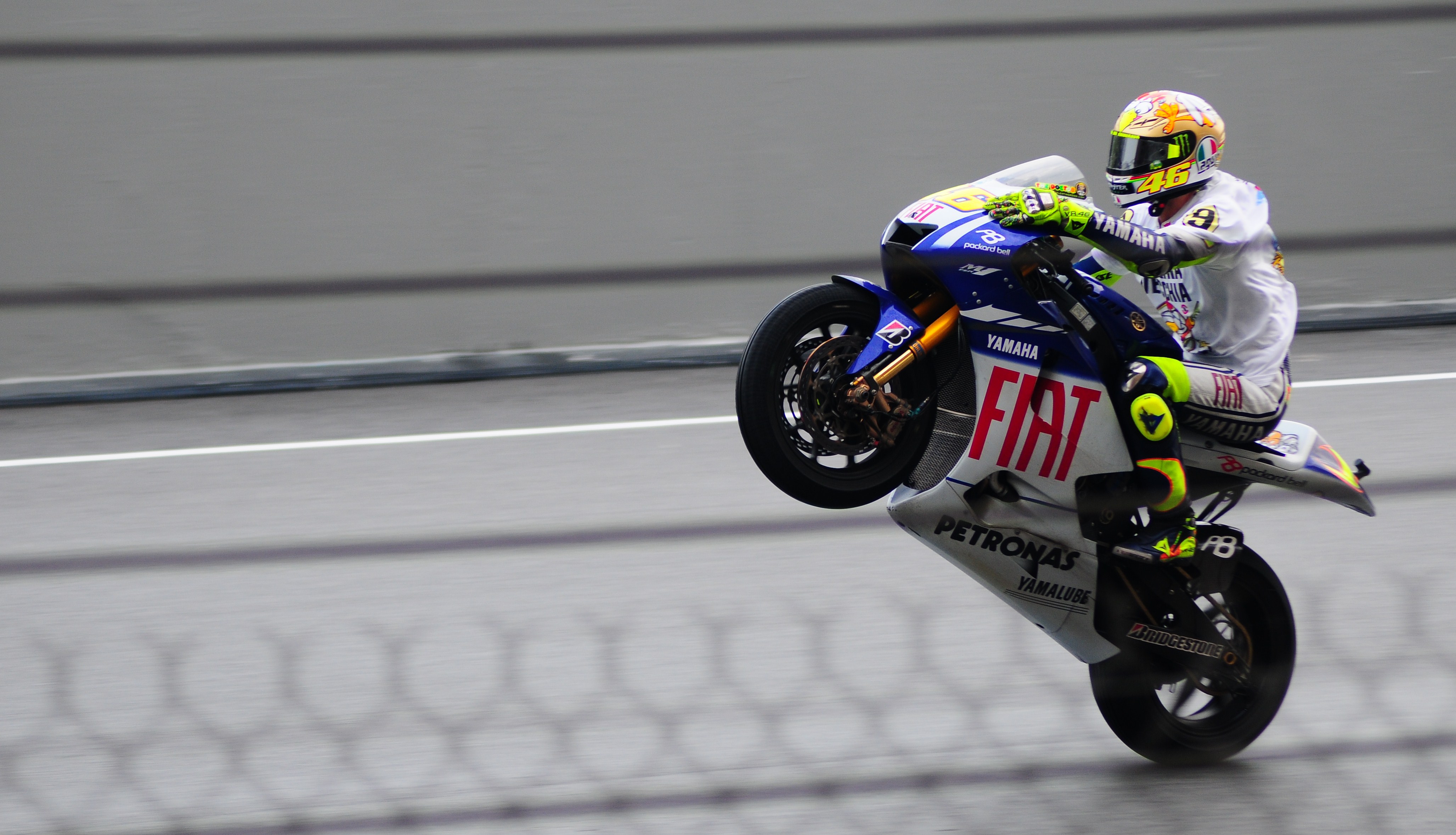 Valentino Rossi 46 R1 - HD Wallpaper 