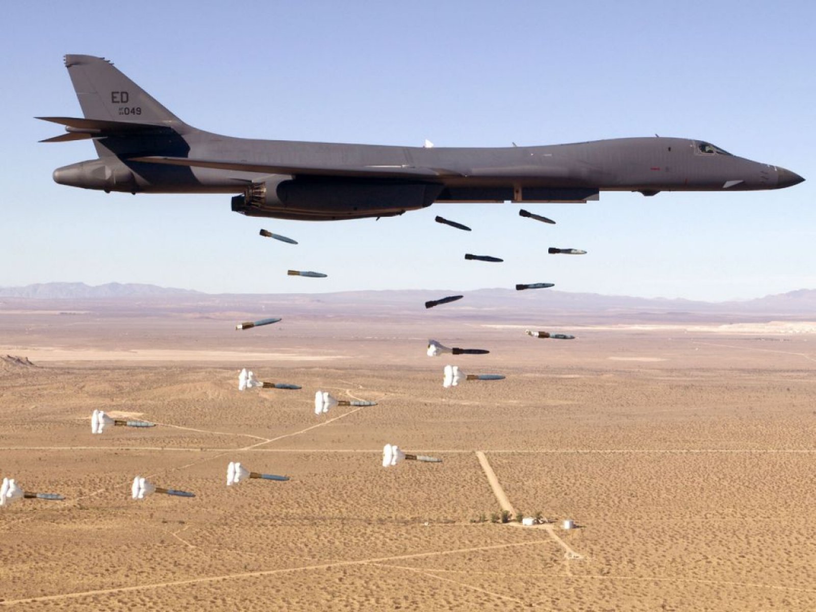 Free B1 Bomber Of Usaf, Military Aviation And Planes - B 1b Lancer Bombefly - HD Wallpaper 