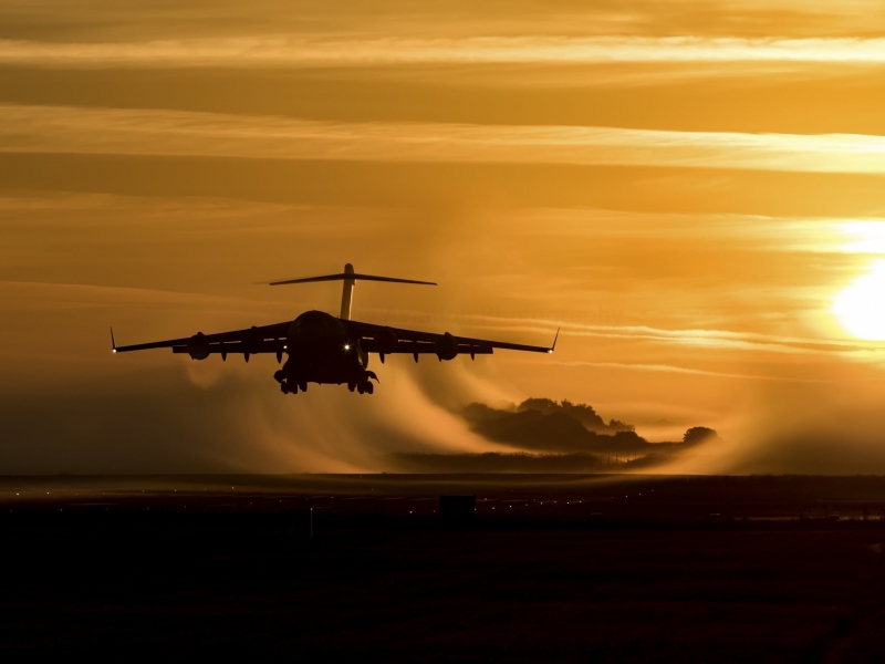 Boeing C 17 Globemaster Iii Sunset Takeoff Usaf - Papel De Parede Avioes - HD Wallpaper 