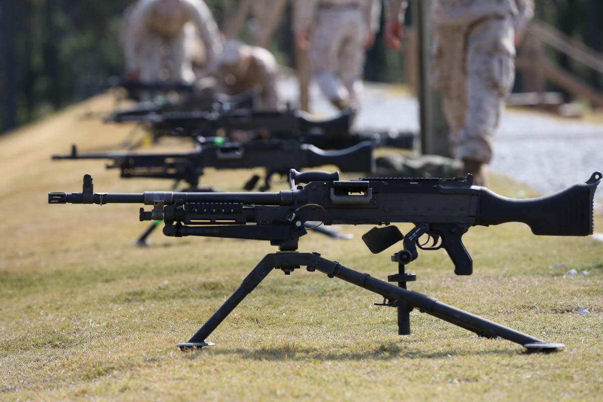 M240b Machine Gun - Row Of Machine Guns - HD Wallpaper 