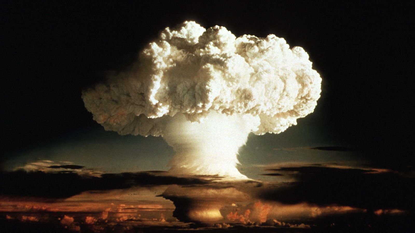 The Mushroom Cloud Of The First Test Of A Hydrogen - 1952 Hydrogen Bomb - HD Wallpaper 