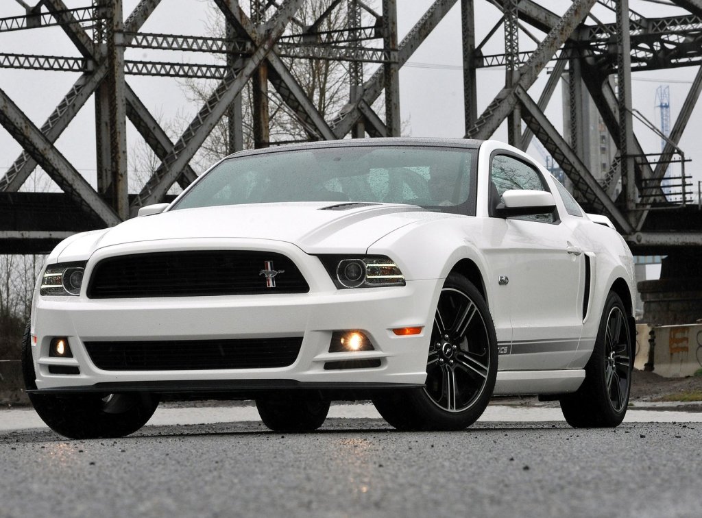 White Mustang 2013 - HD Wallpaper 