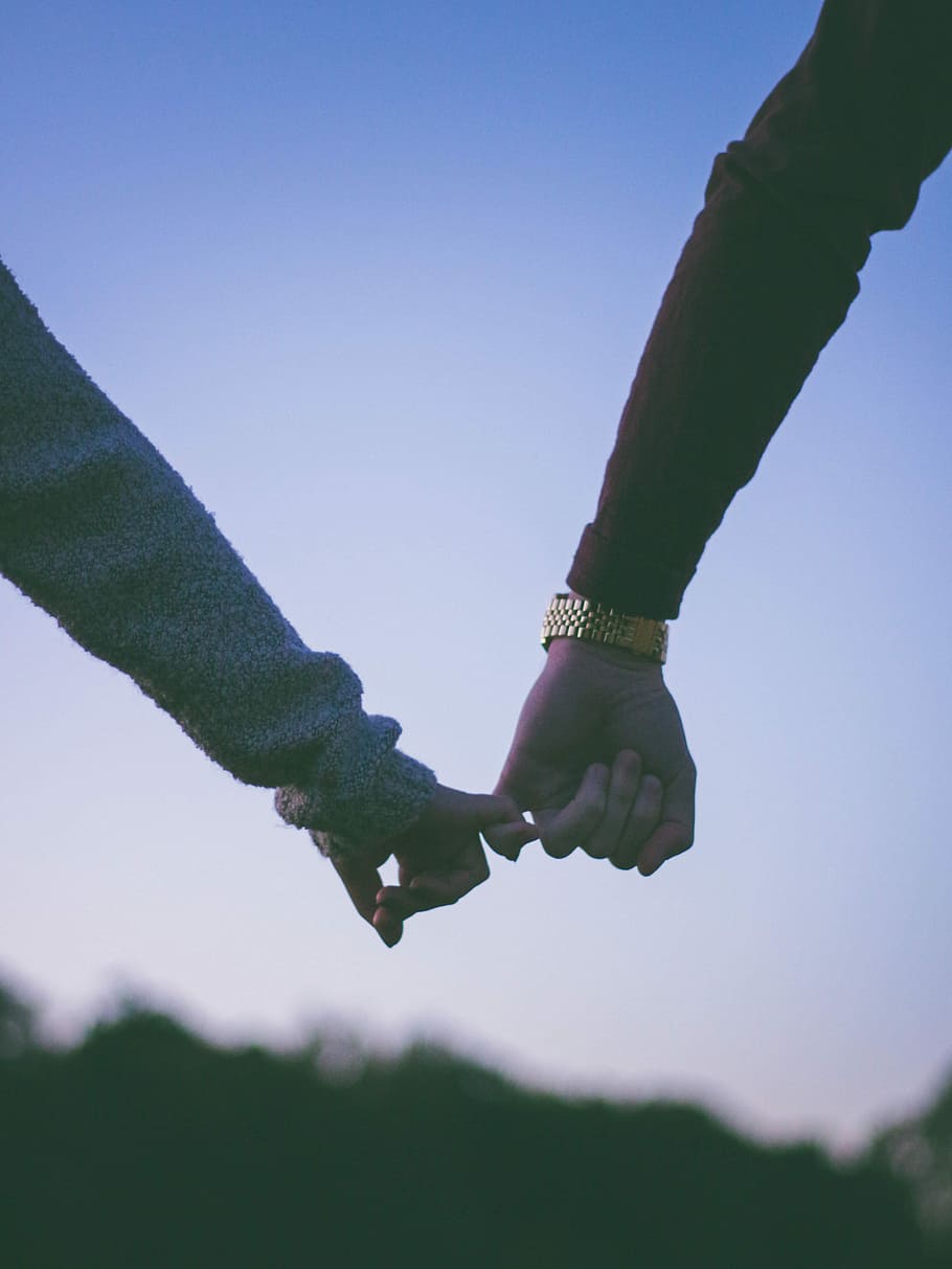 Man And Woman Holding Hand Using Pinky Fingers, Man - Aesthetic Couple Holding Hands - HD Wallpaper 