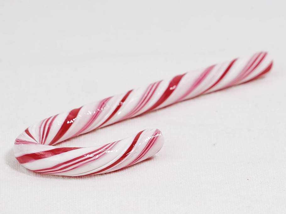 Red And White Candy Cane On White Surface, Christmas, - Canne À Sucre Bonbon - HD Wallpaper 