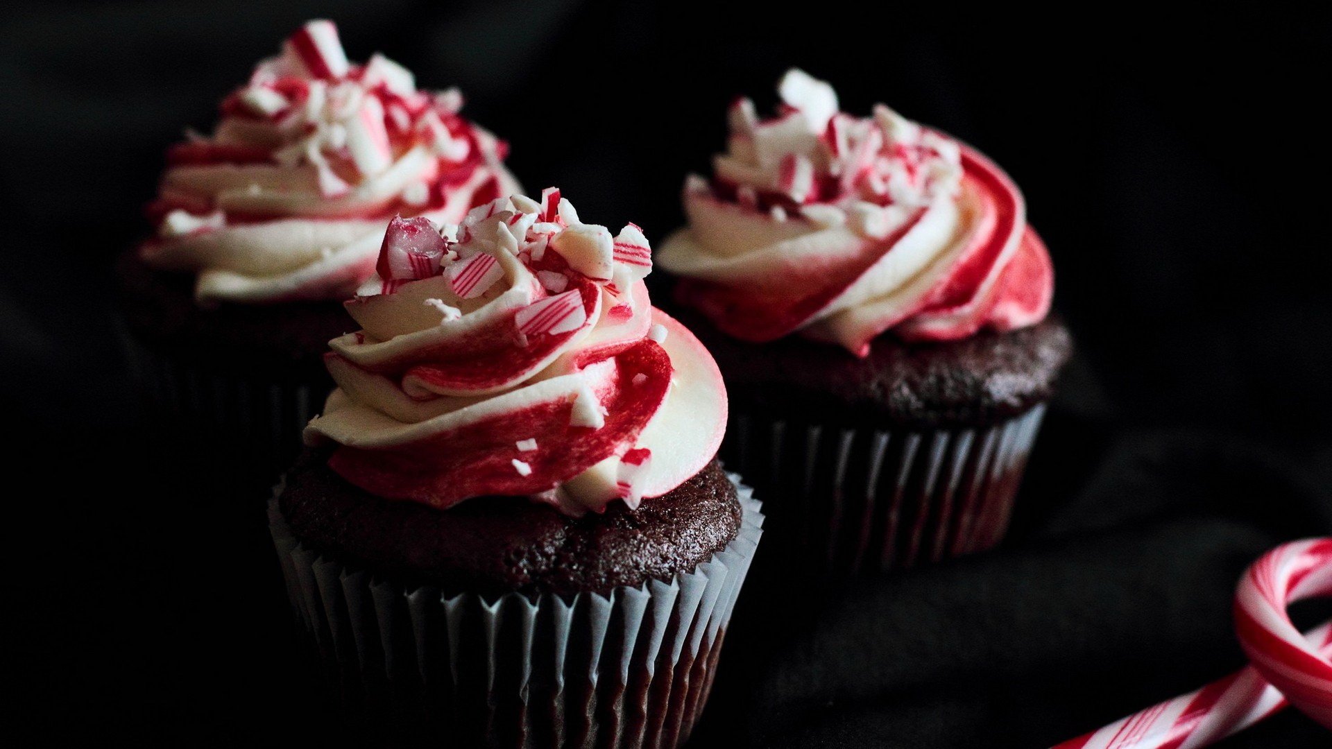 Cupcakes With Candy Canes In Them - HD Wallpaper 
