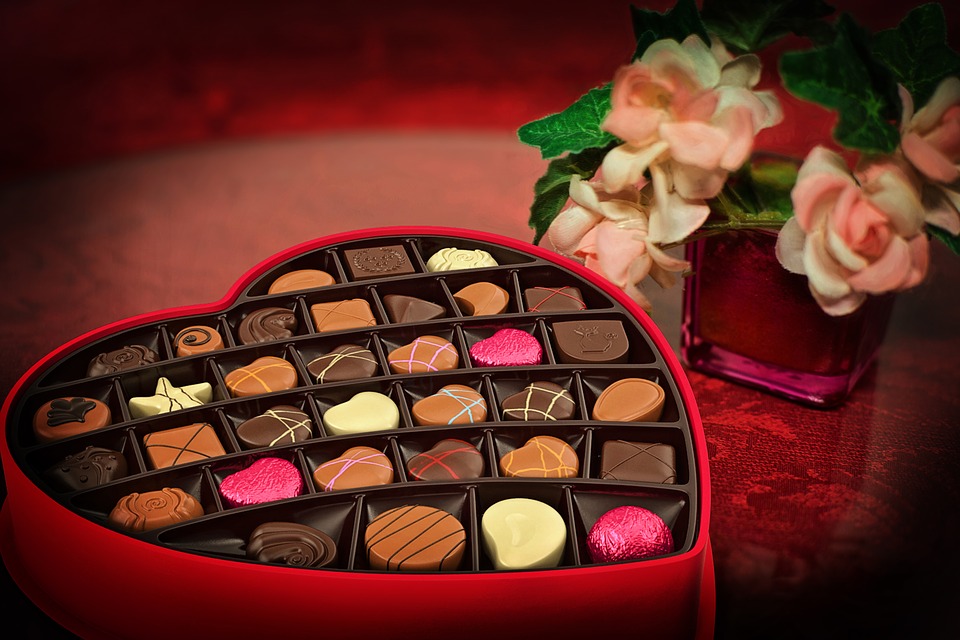 Chocolates And Flowers For Valentines - HD Wallpaper 