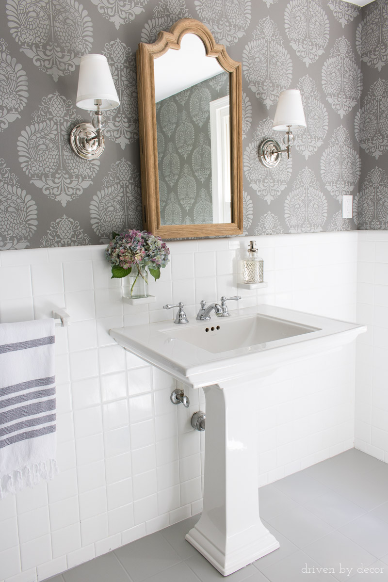 Love This Bathroom Makeover With Stenciled Walls That - Painted And Tiled Bathroom - HD Wallpaper 