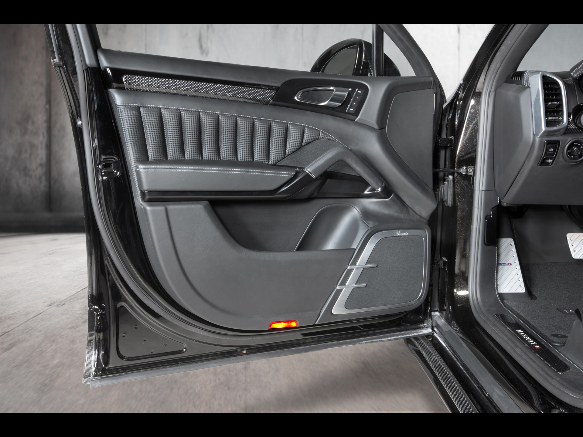 Porsche Cayenne 2011 Door - HD Wallpaper 