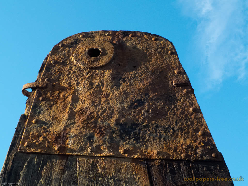 Rusty Brown Panel In The Sky - Ruins - HD Wallpaper 