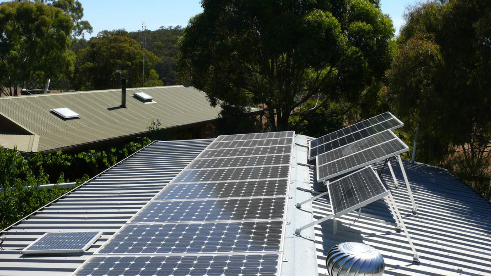 Solar Panels At Usp Save Brl 305 Thousand A Year - Portable Solar Panel Home - HD Wallpaper 