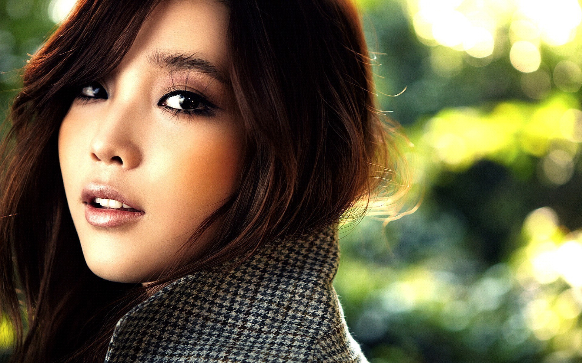 Looking Back Woman Asian - HD Wallpaper 